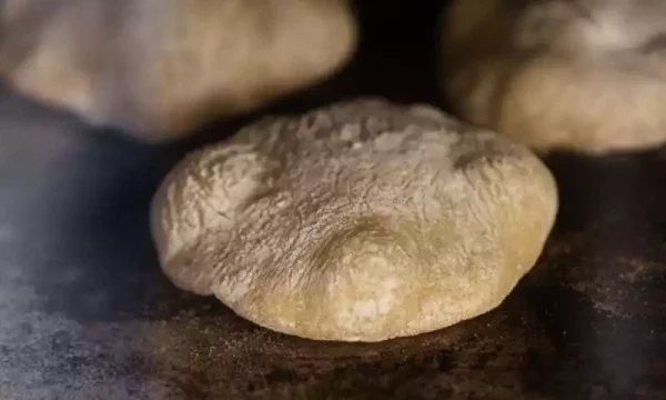 Boule de pate à pain faite par un boulangerie de la Doutre, spécialité angevine à déguster en famille ou entre amis. Profitez d'un bon repas sur un bateau traditionnel de loire, sur la maine, la Mayenne, la vieille maine et la Sarthe.